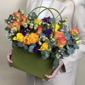 Букет дня в коробке с розами Весенний поцелуй